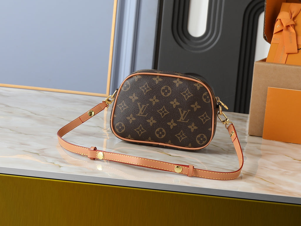 B1R15E147 Popular leather bag