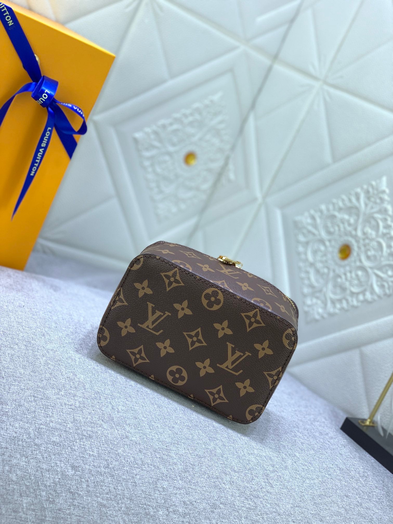 B1X34E272 Popular  leather bag 