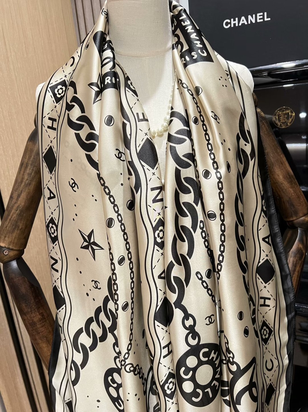 W1N55C75 Popular Silk Scarve