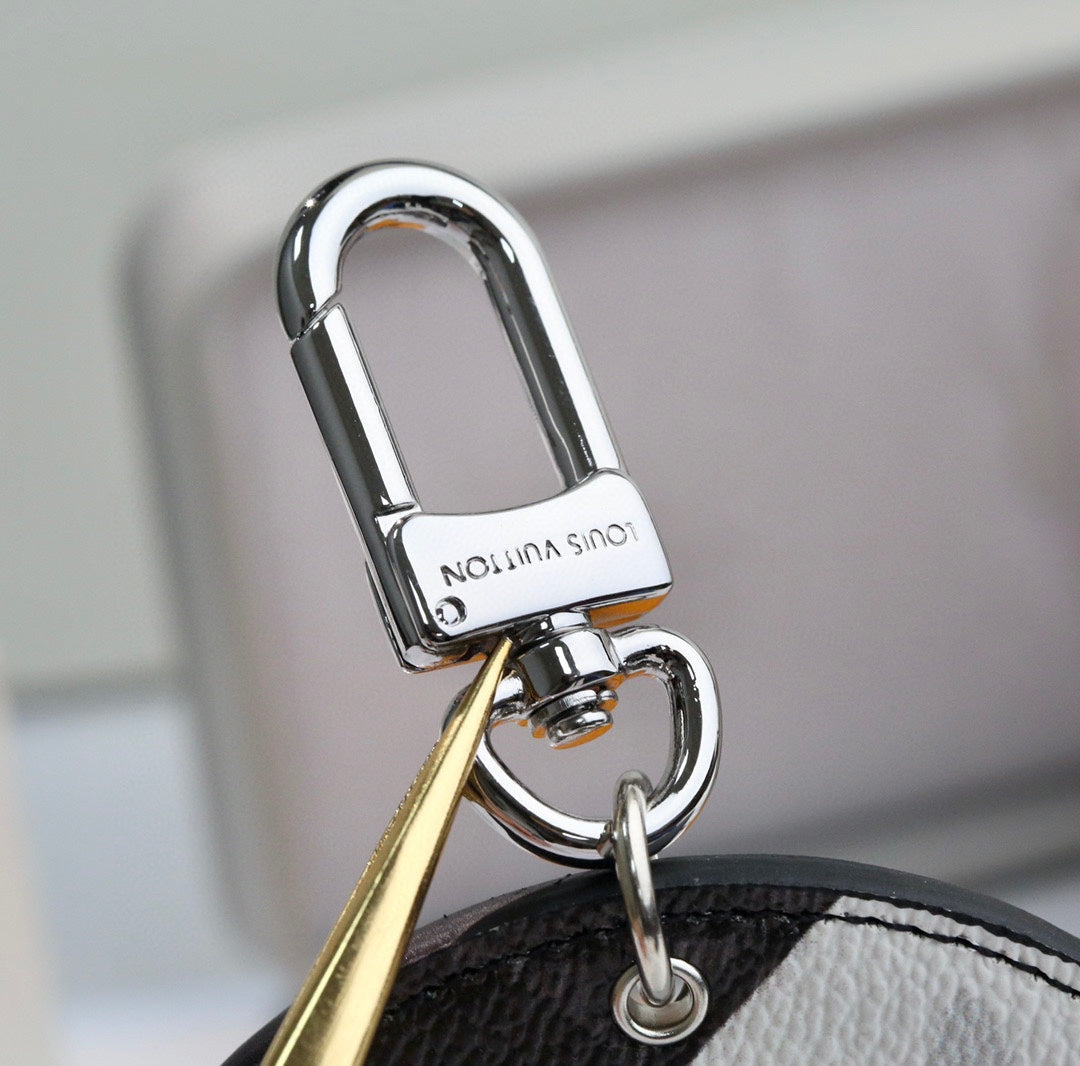 A1Z105E90 Popular bag 's charms accessories