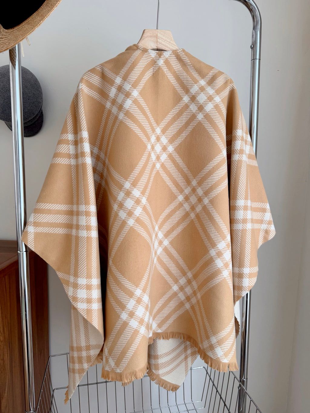W1R86R47 Popular cape