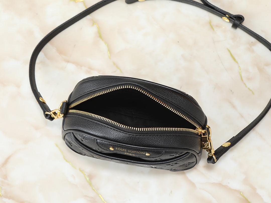 B1R15E147 Popular leather bag