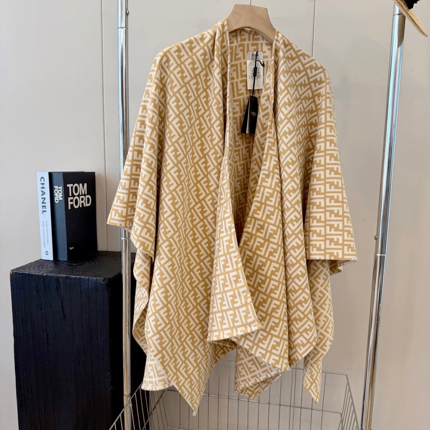 W1R86F42 Popular cape