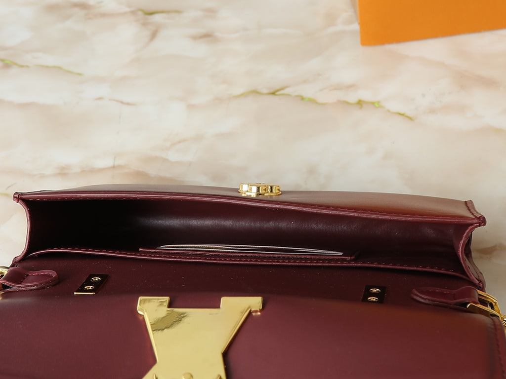 B1R15E145 Popular leather bag