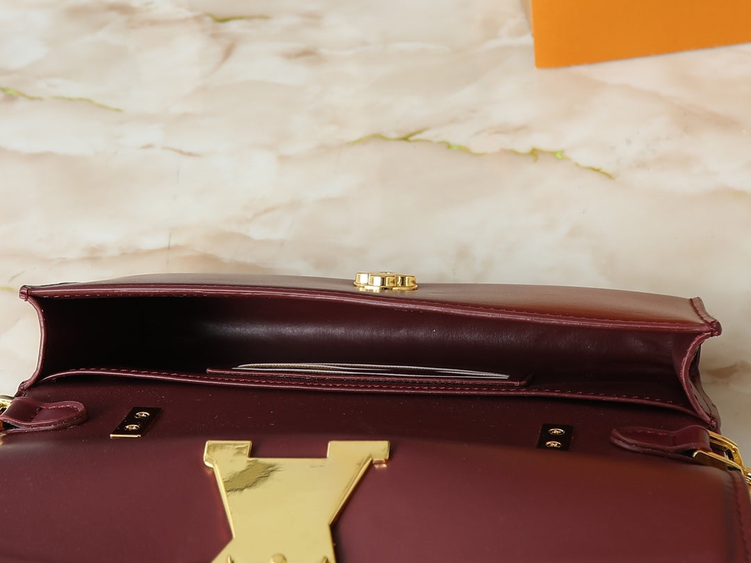 B1R15E145 Popular leather bag