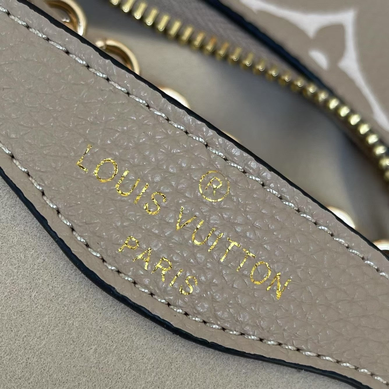 B1R76E01 Popular leather bag
