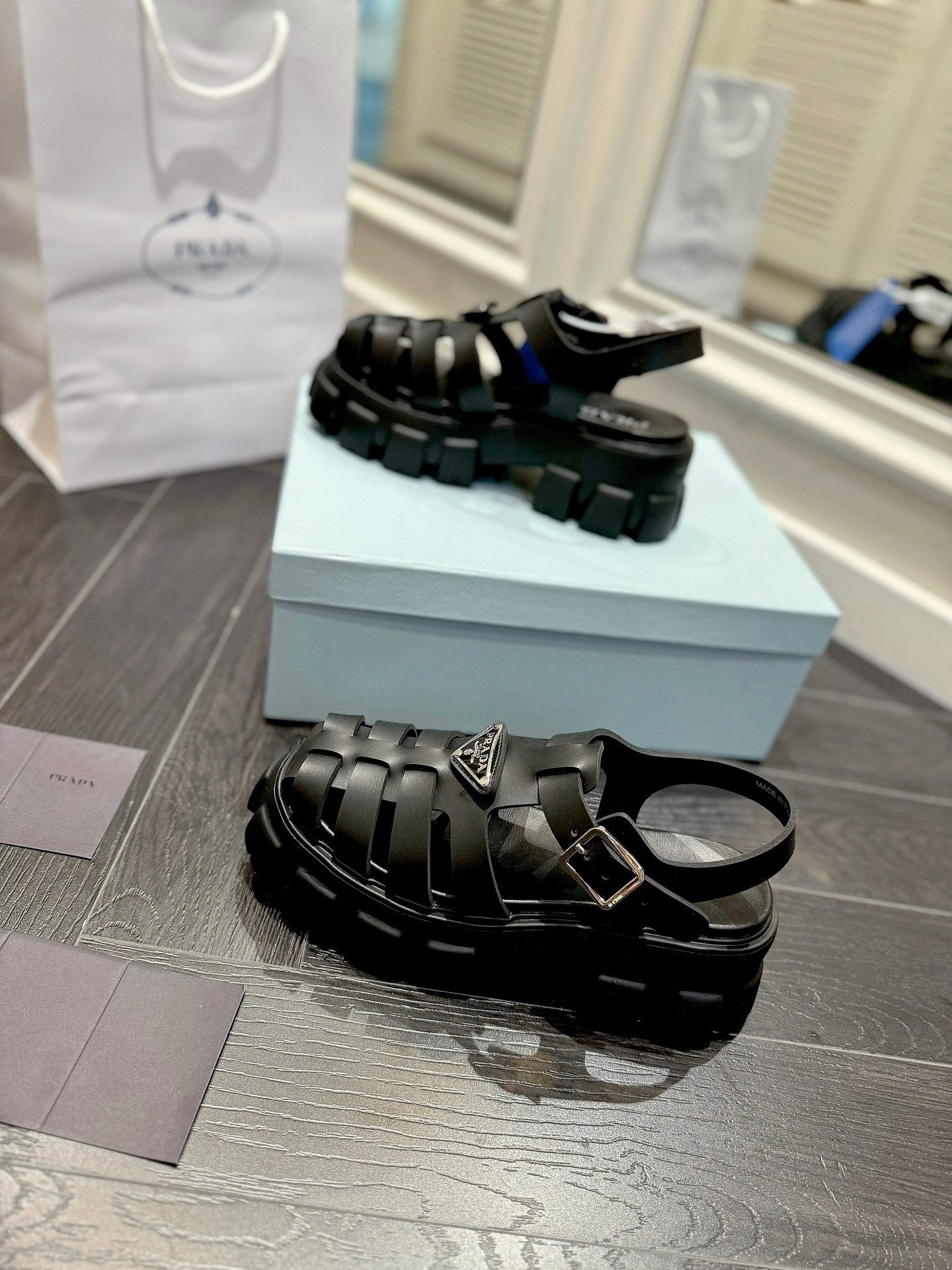 Z2R85P51  Popular high-quality shoes
