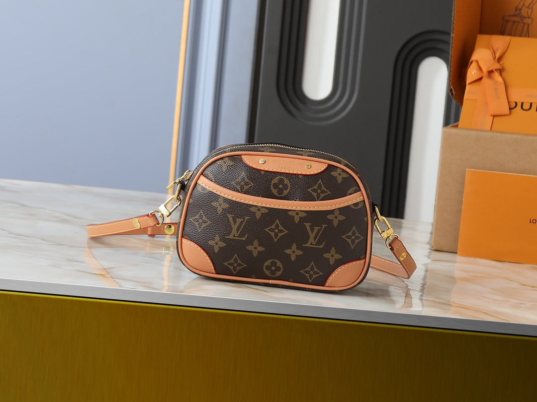 B1R15E147 Popular leather bag