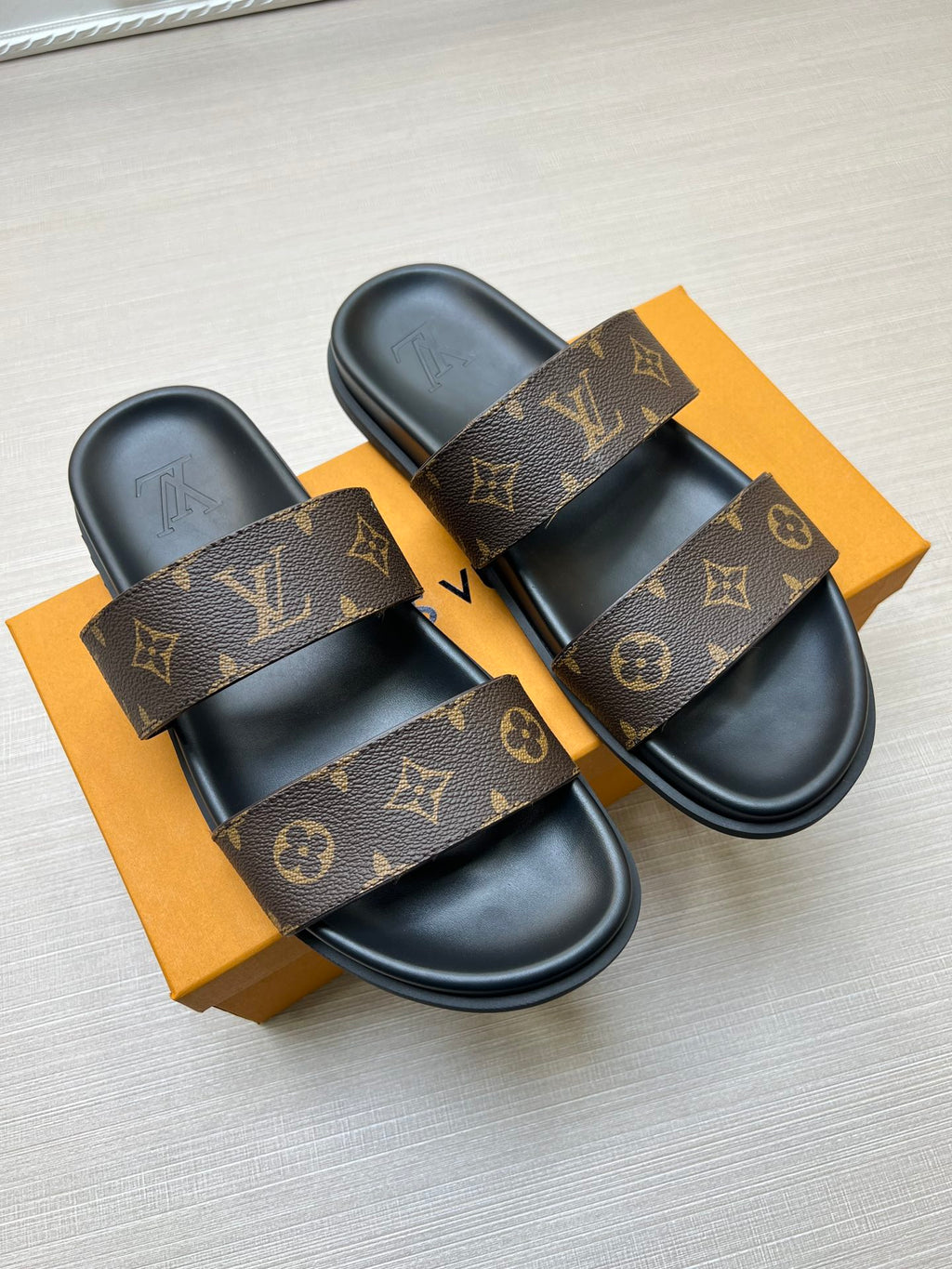 Z5ZE57 Popular slippers