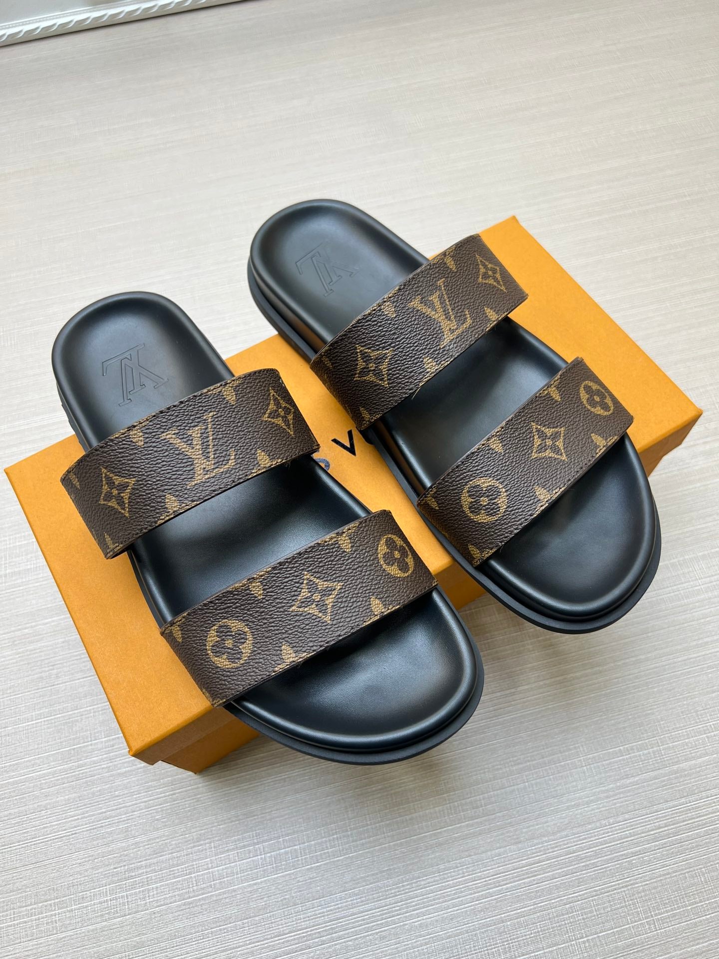 Z5ZE57 Popular slippers