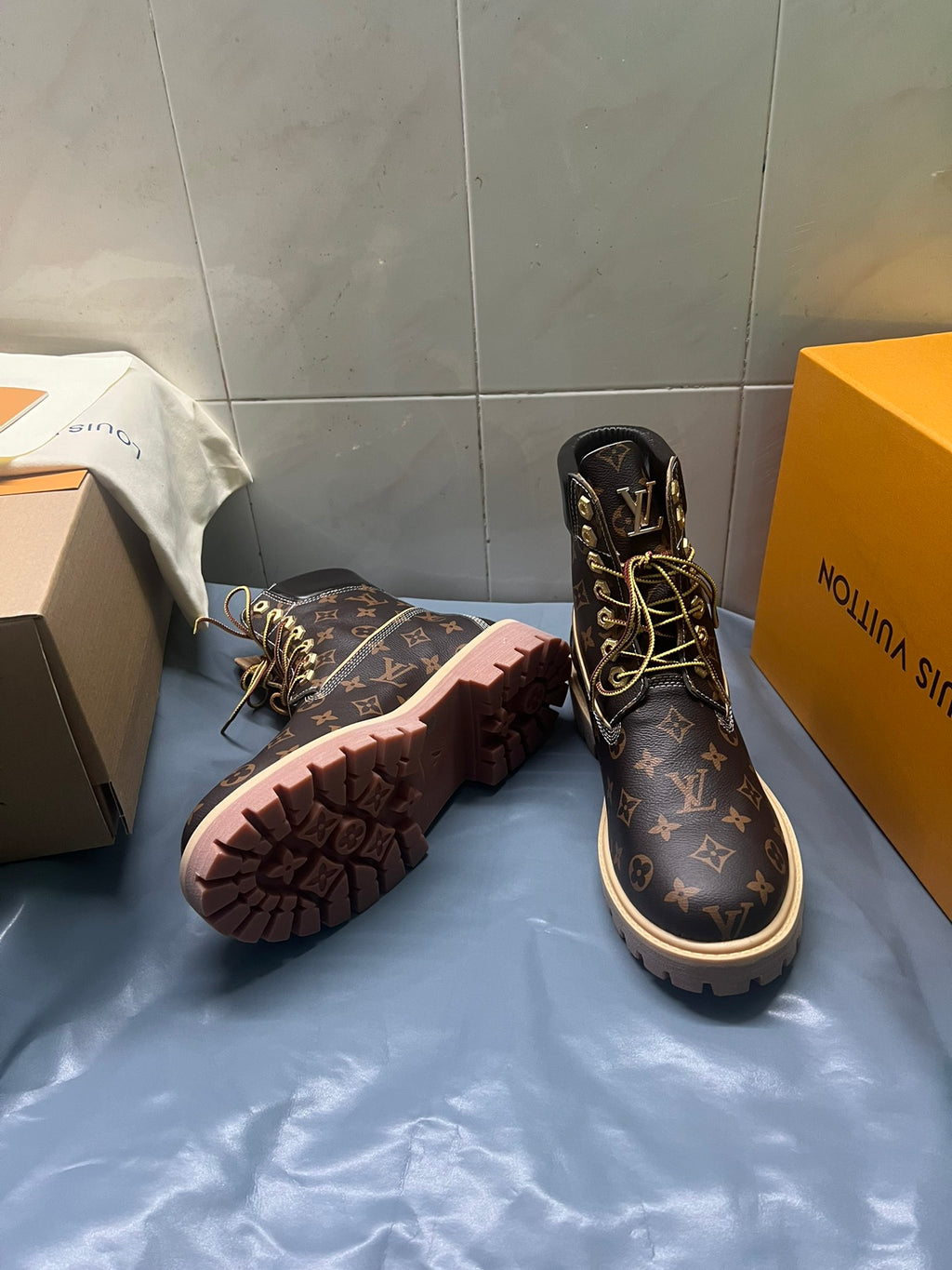 Z2Q105E382 Popular high-quality leather Boots