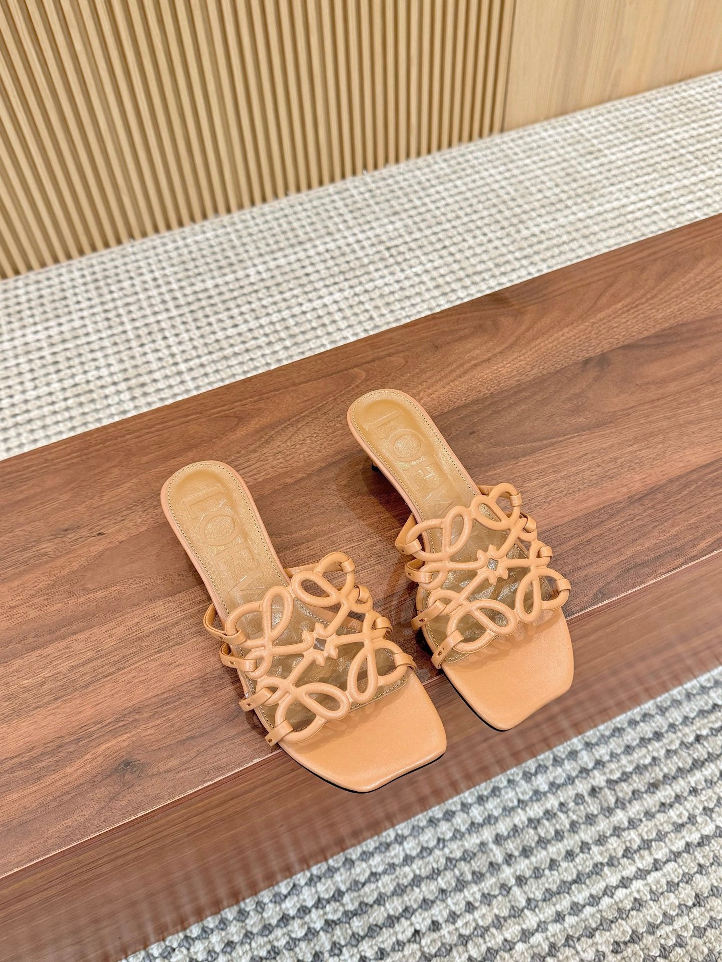 Z2Q55A33 Popular  leather Slippers
