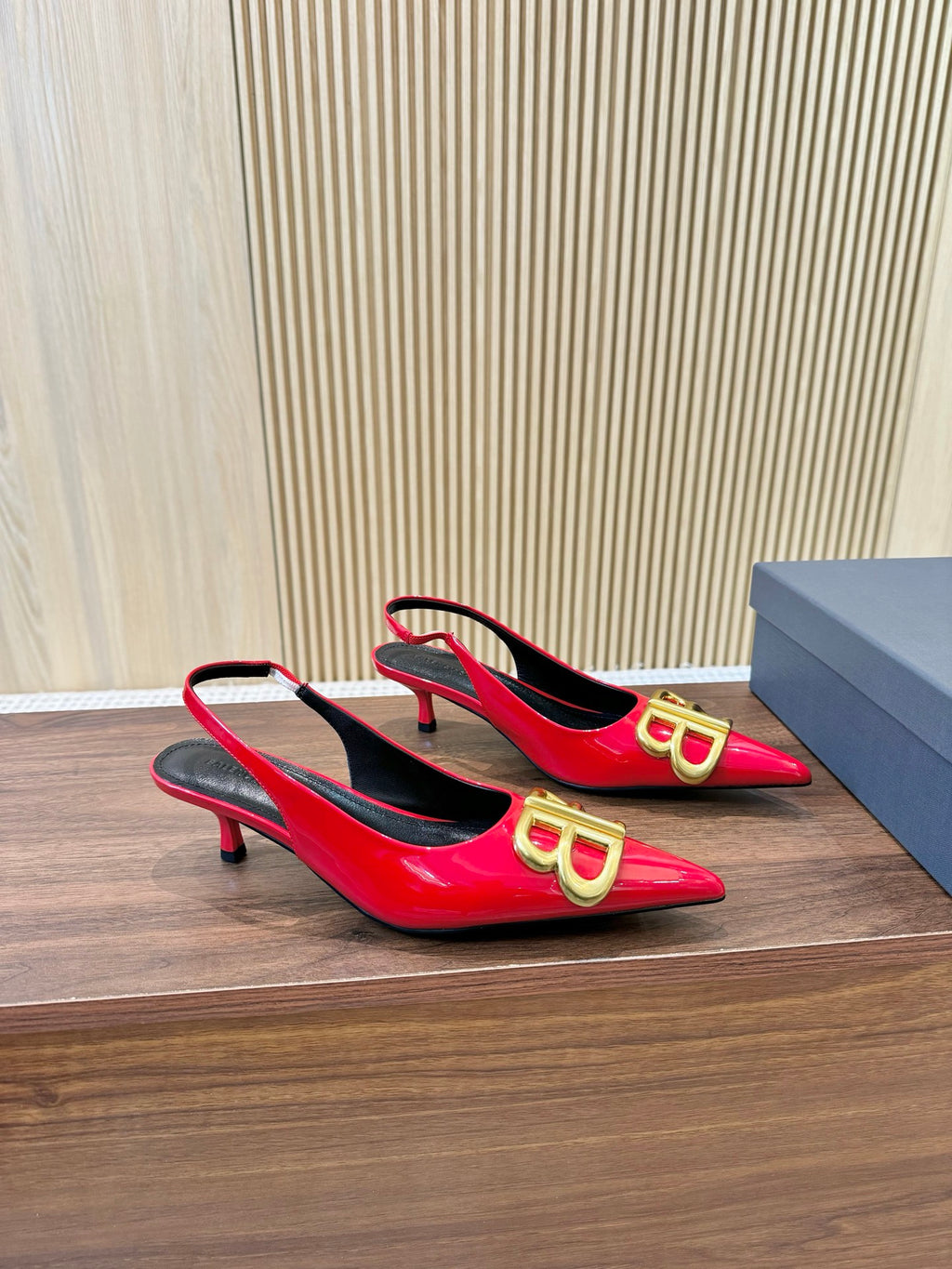Z2Q55J45 Popular  leather High heels