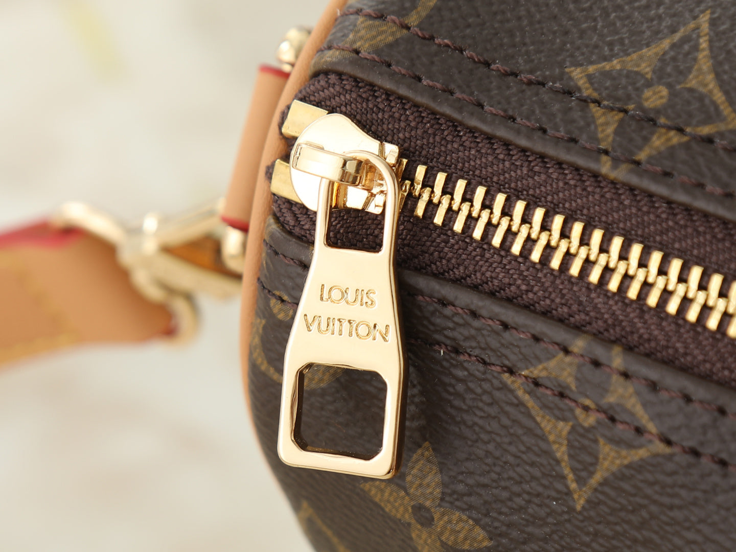 B1R76E52 Popular leather bag