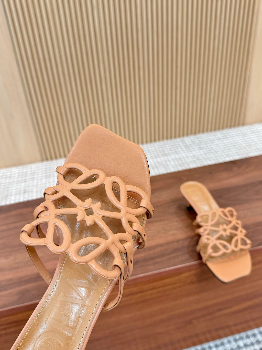 Z2Q55A33 Popular  leather Slippers