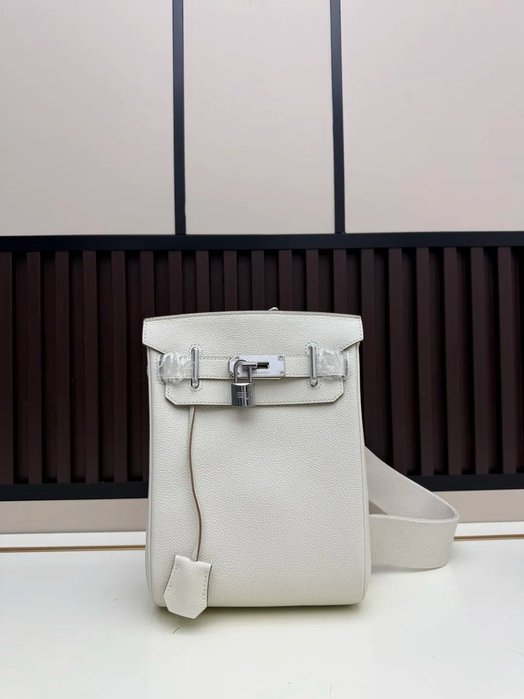 B1P36H46 Popular leather bag