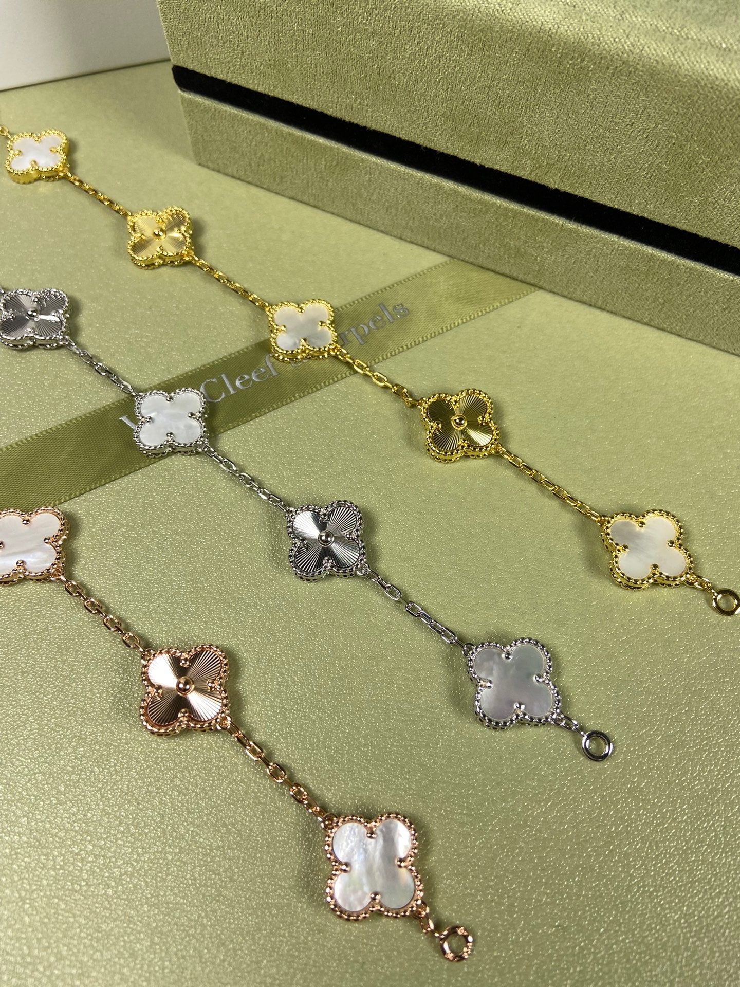 X5X94VA181K  Popular bracelets  5 flowers normal size1.5cm flower