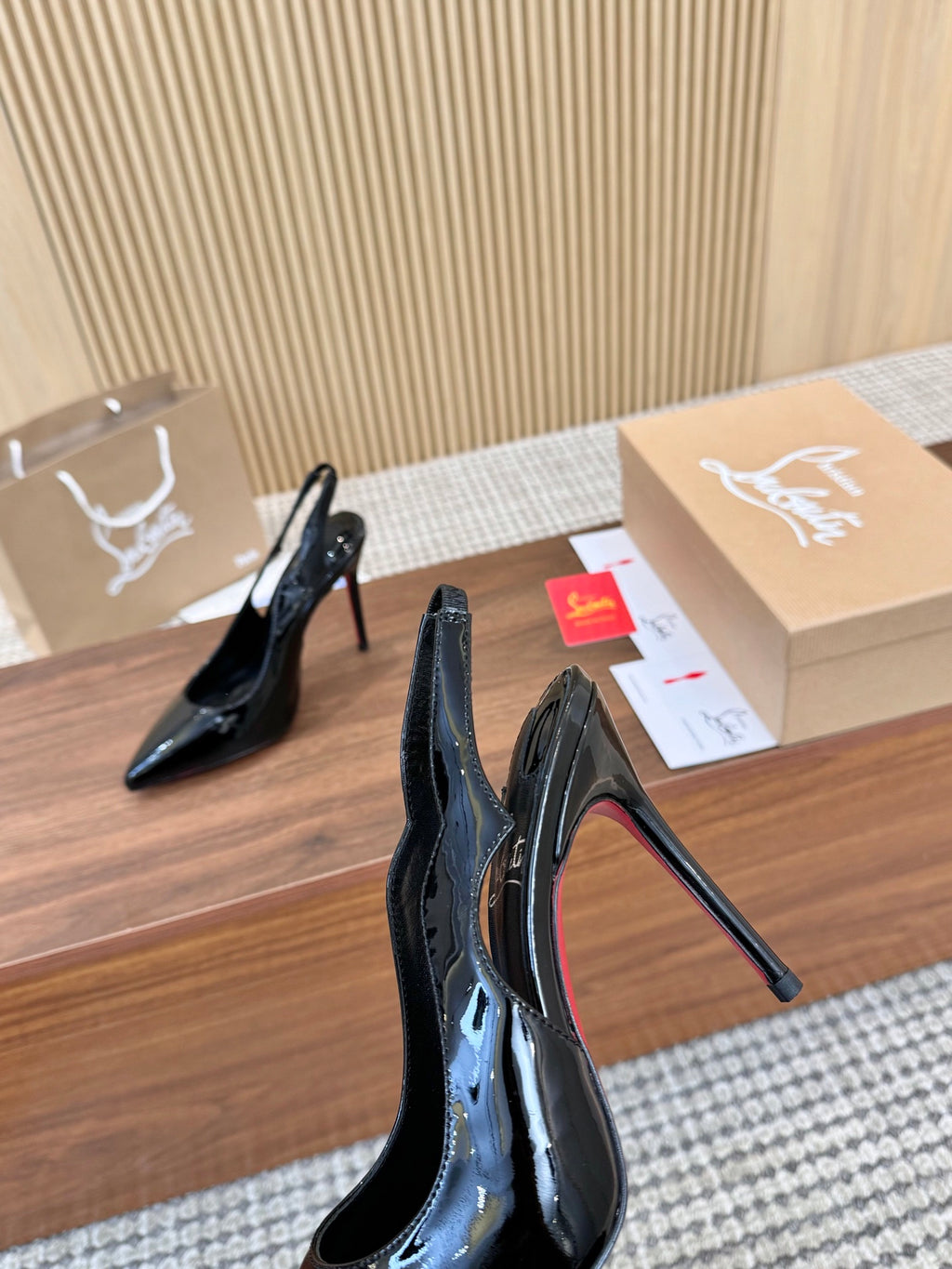 Z2N75A5  Popular leather High heels