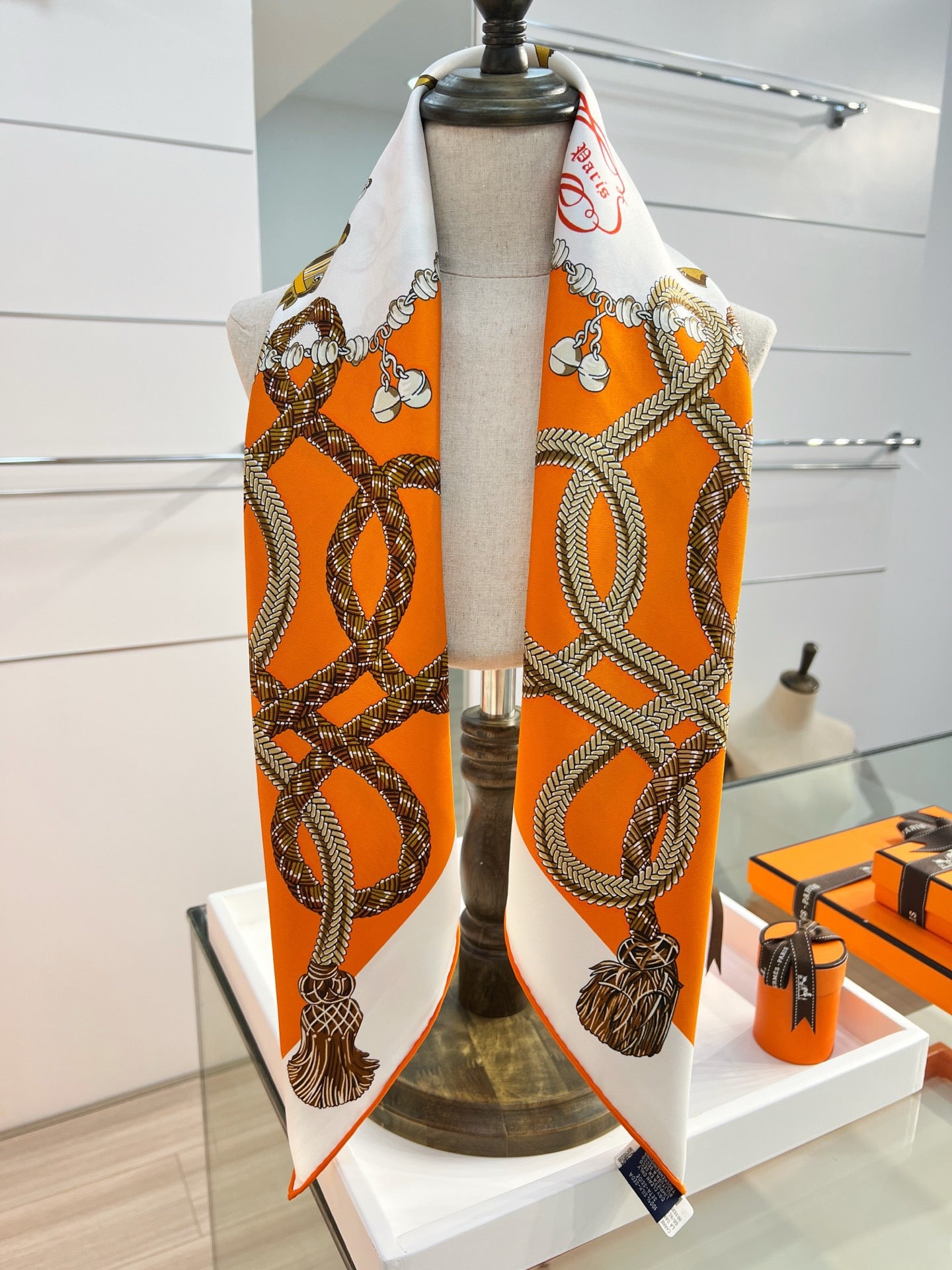 W1N46H37 Popular Silk Scarve