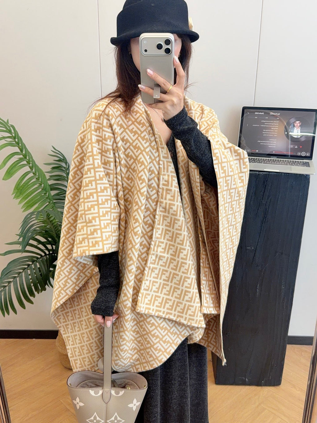 W1R86F42 Popular cape