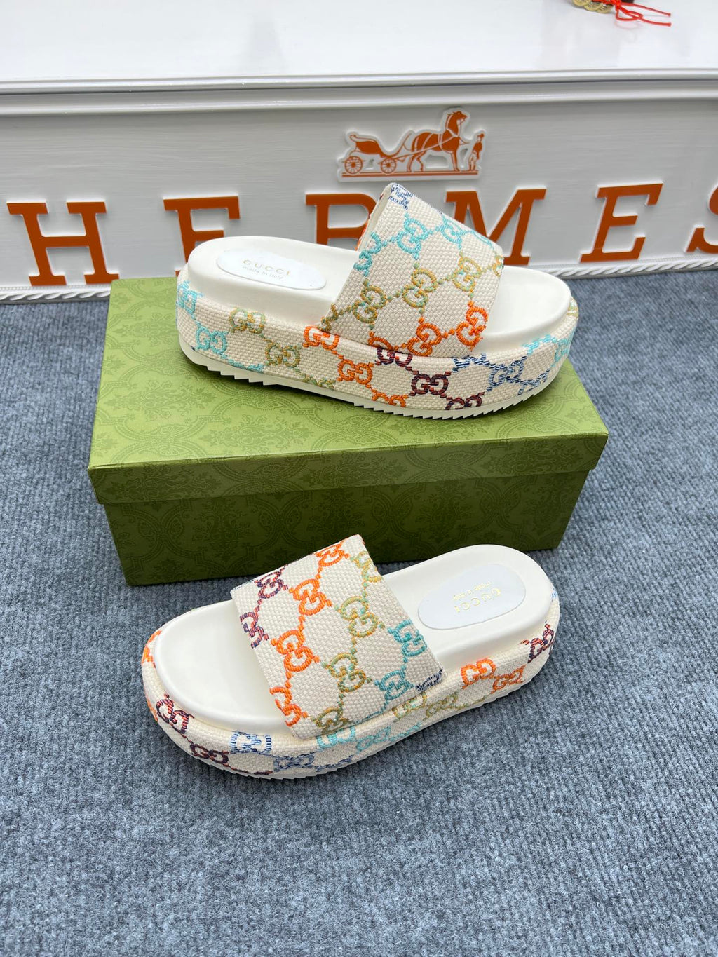 Z5YB72 Popular leather sandals
