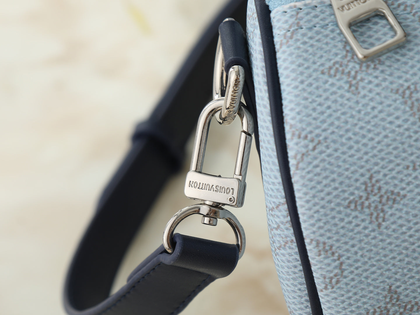 B1R76E53 Popular leather bag