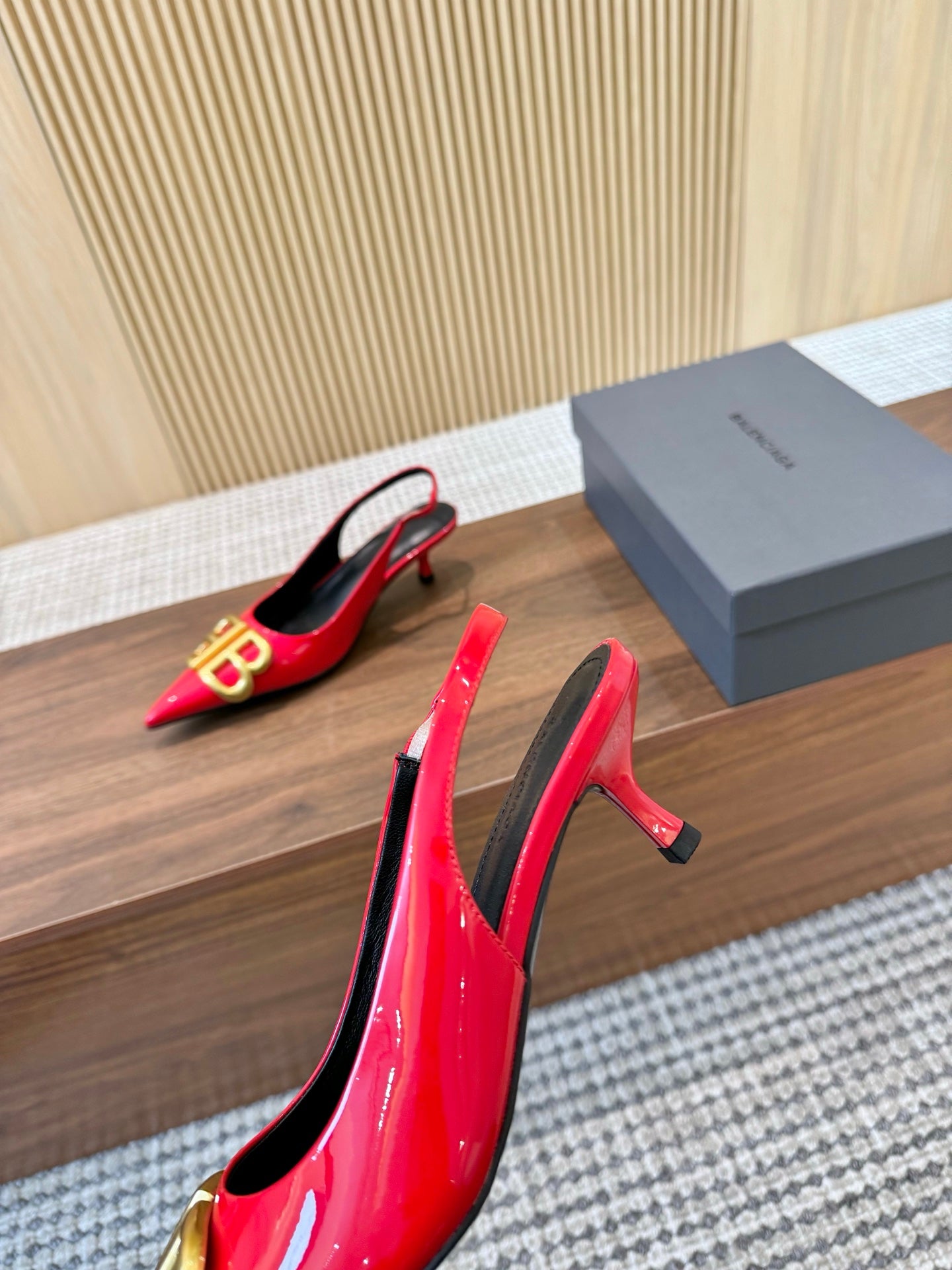 Z2Q55J45 Popular  leather High heels