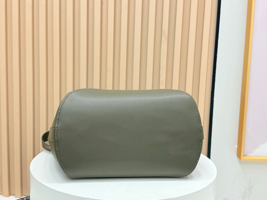 B1R76D45 Popular leather bag