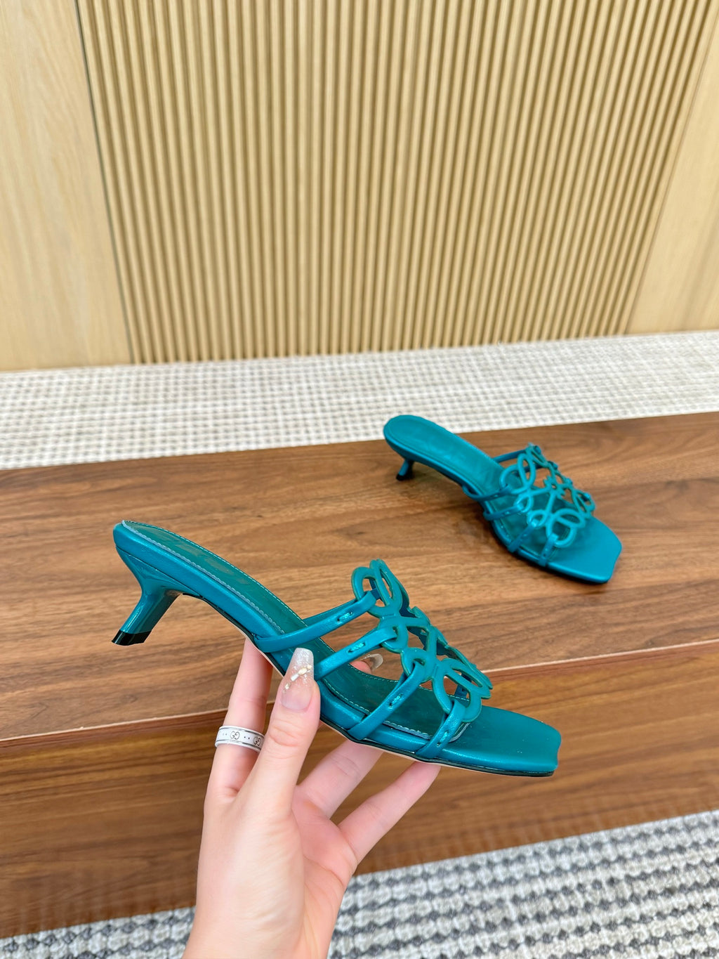 Z2Q55A33 Popular  leather Slippers