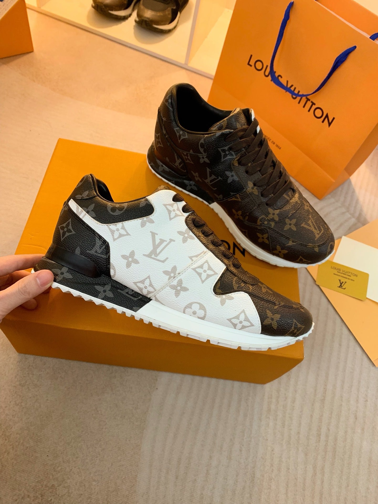Z2Q95E103  Popular high-quality  shoes