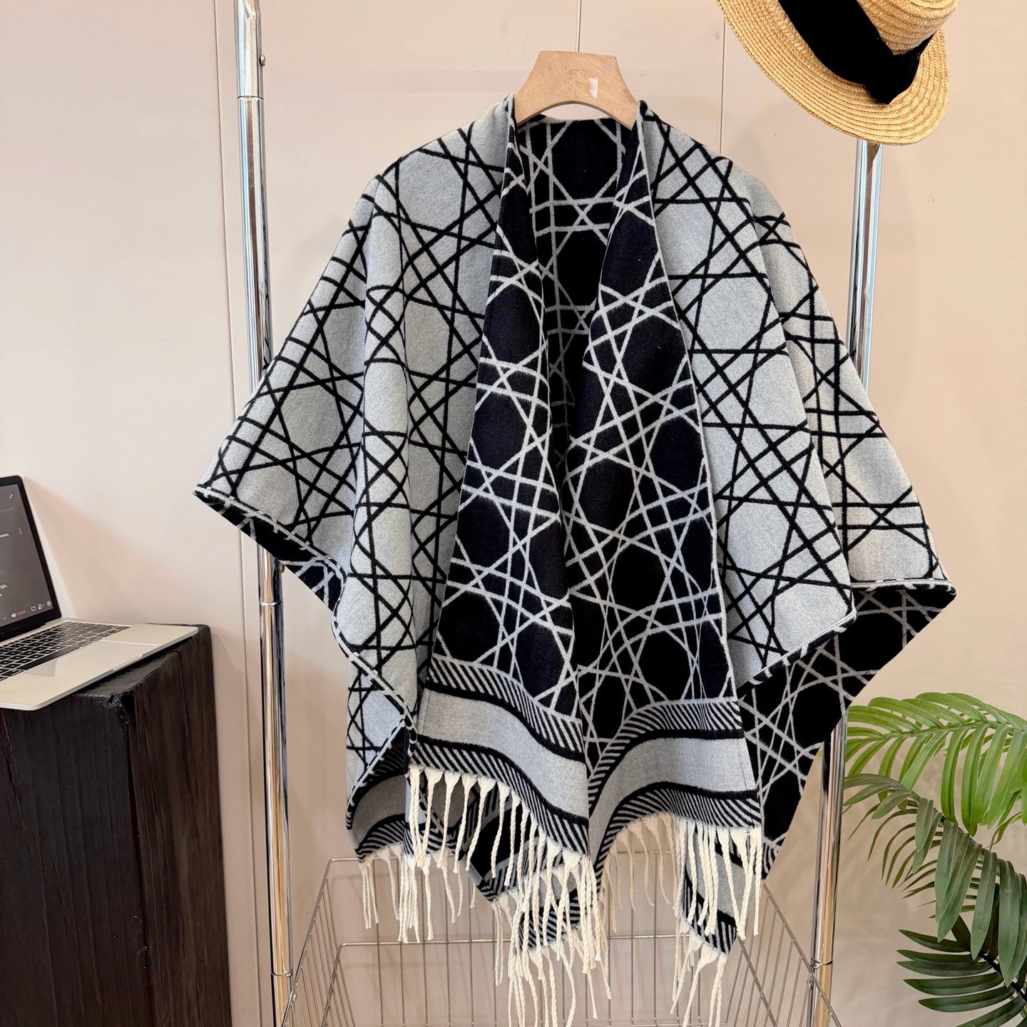 W1R86D66 Popular cape