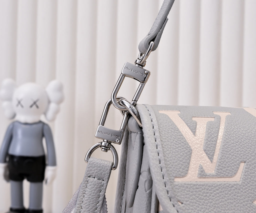 B1P36E42 Popular leather bag