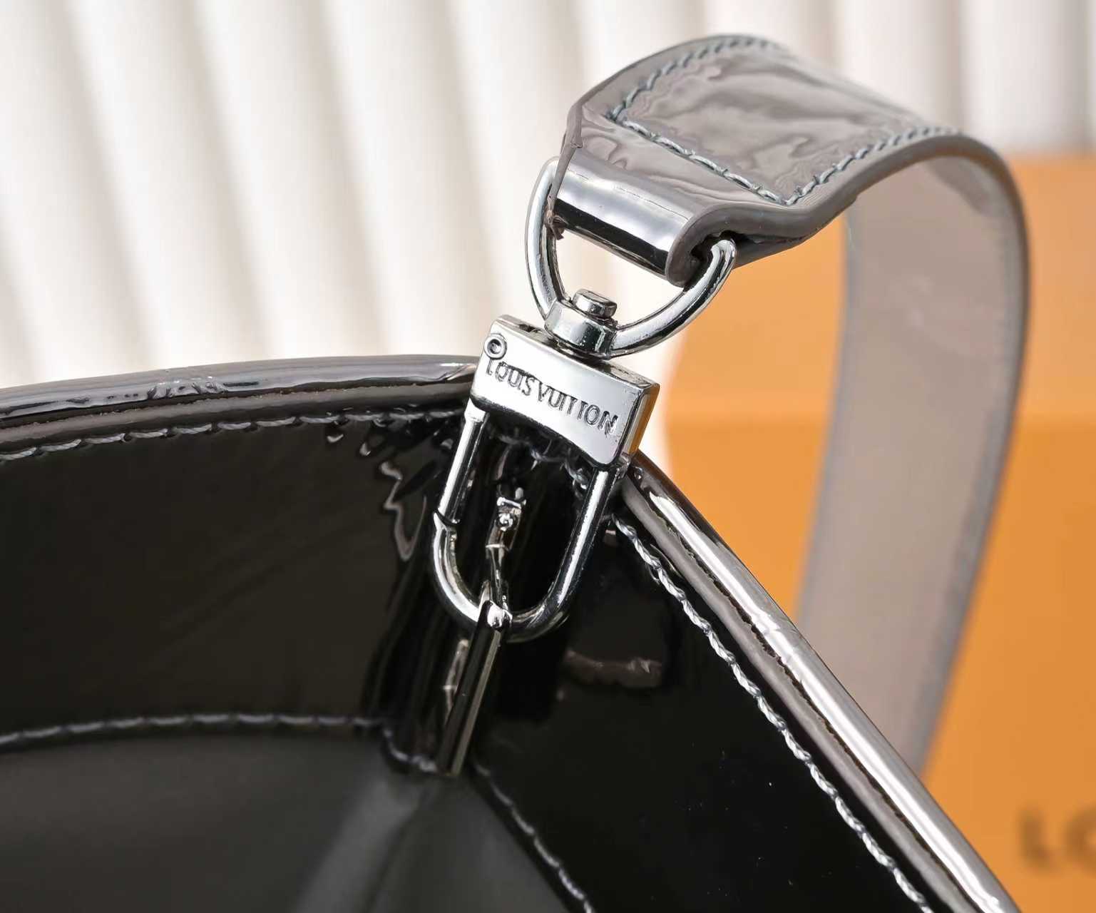 B1P46E82 Popular leather bag