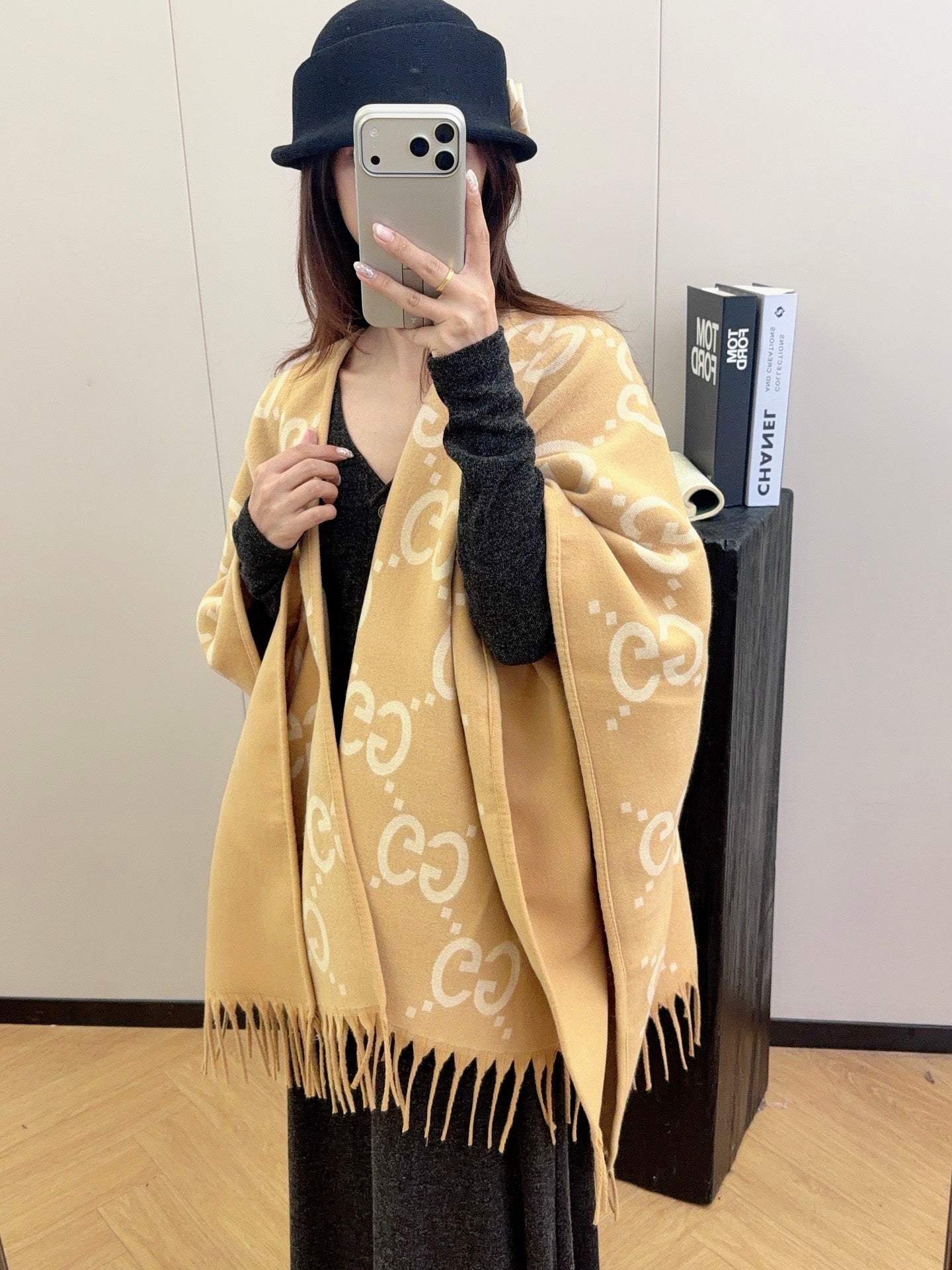 W1R86B58 Popular cape