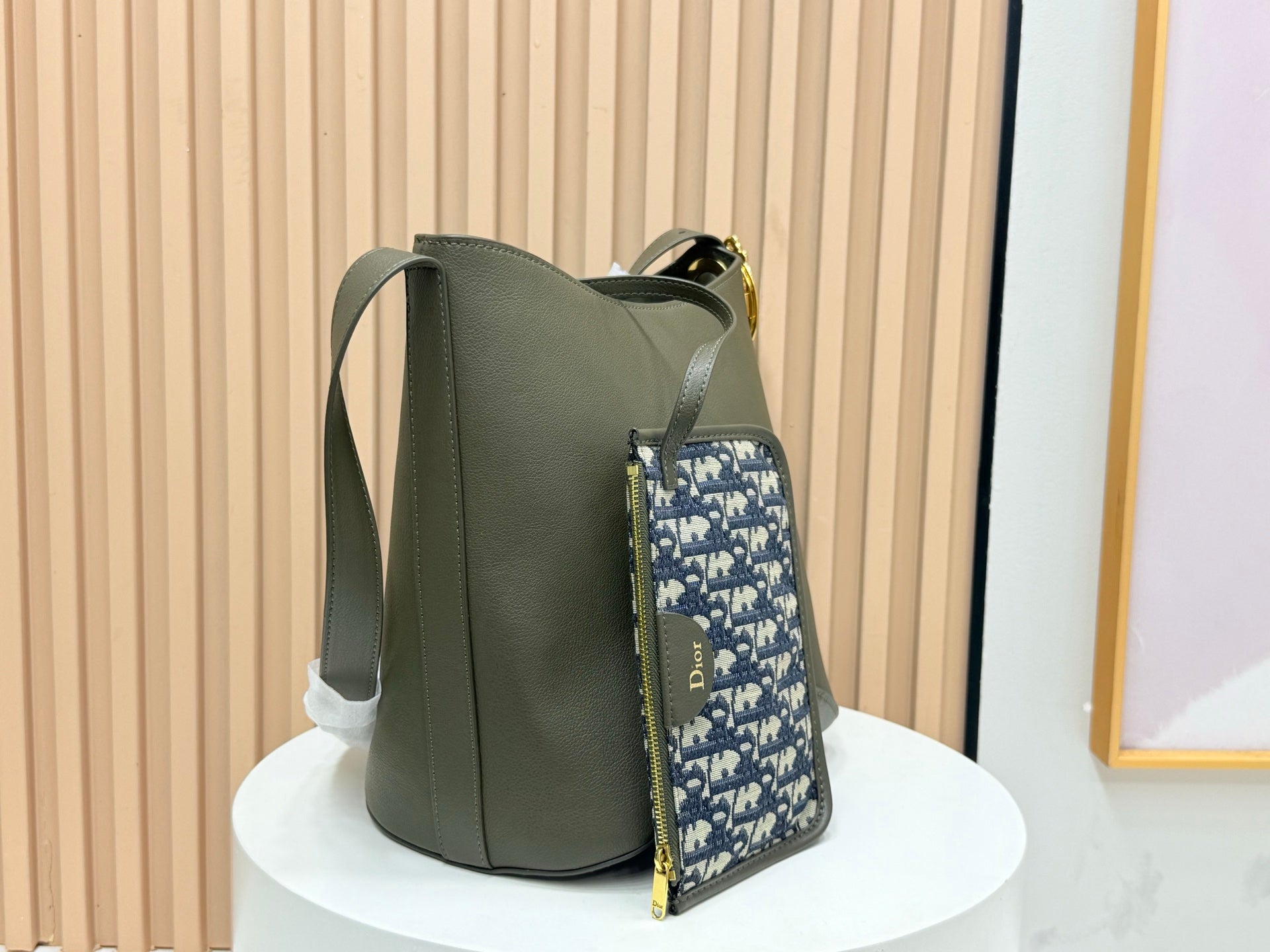 B1R76D45 Popular leather bag