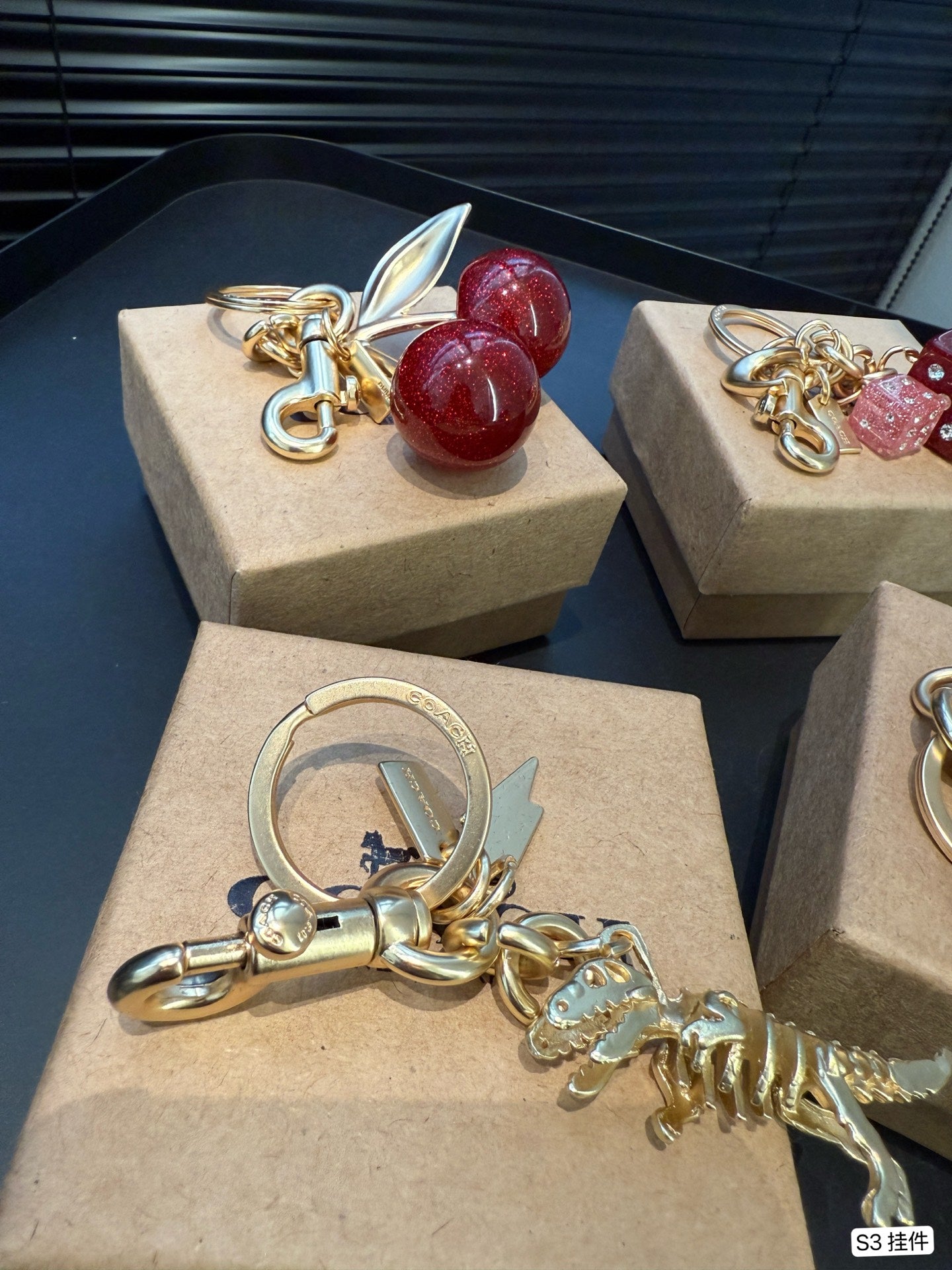 A1Z105B40 Popular bag 's charms accessories