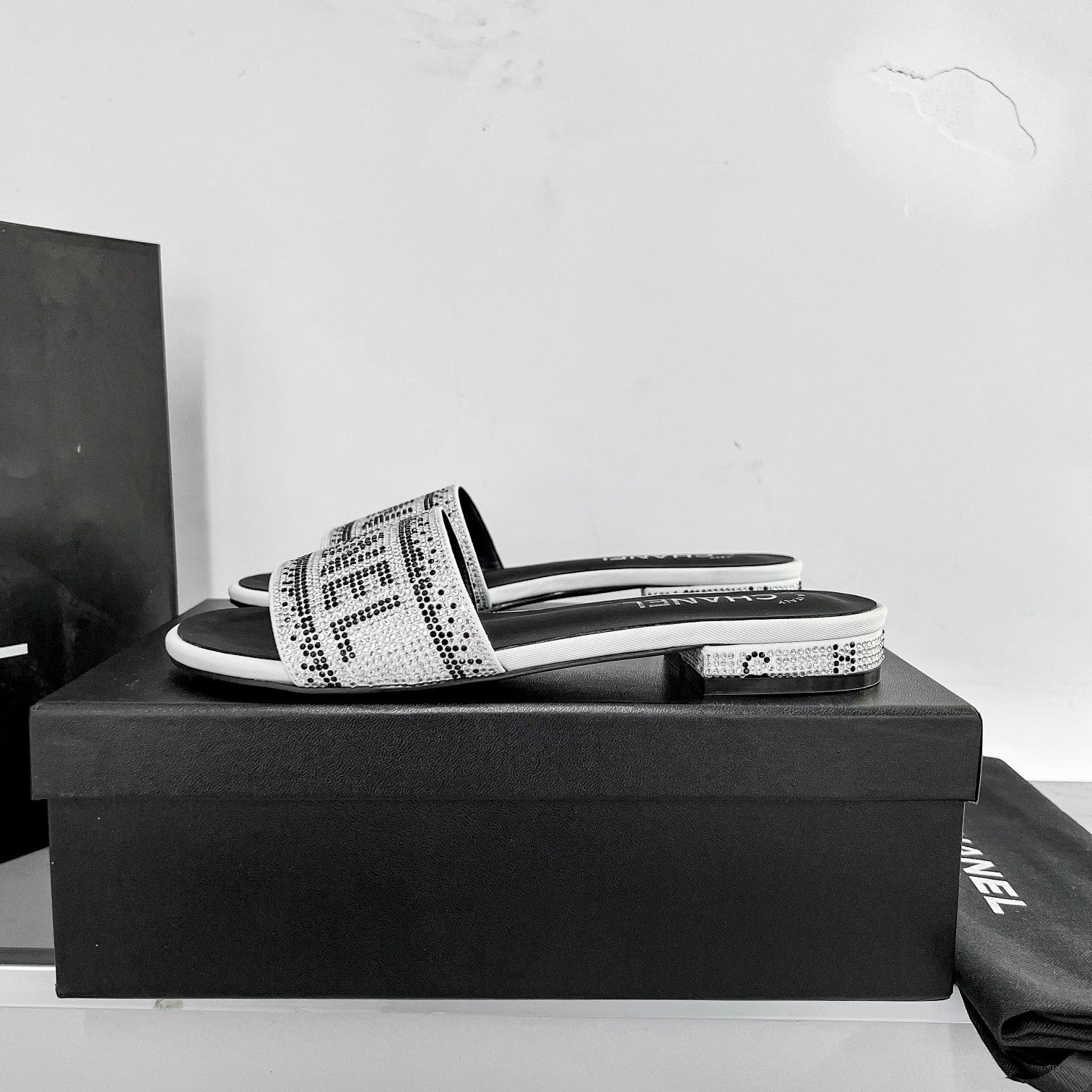 Z1ZC57 Popular sandals