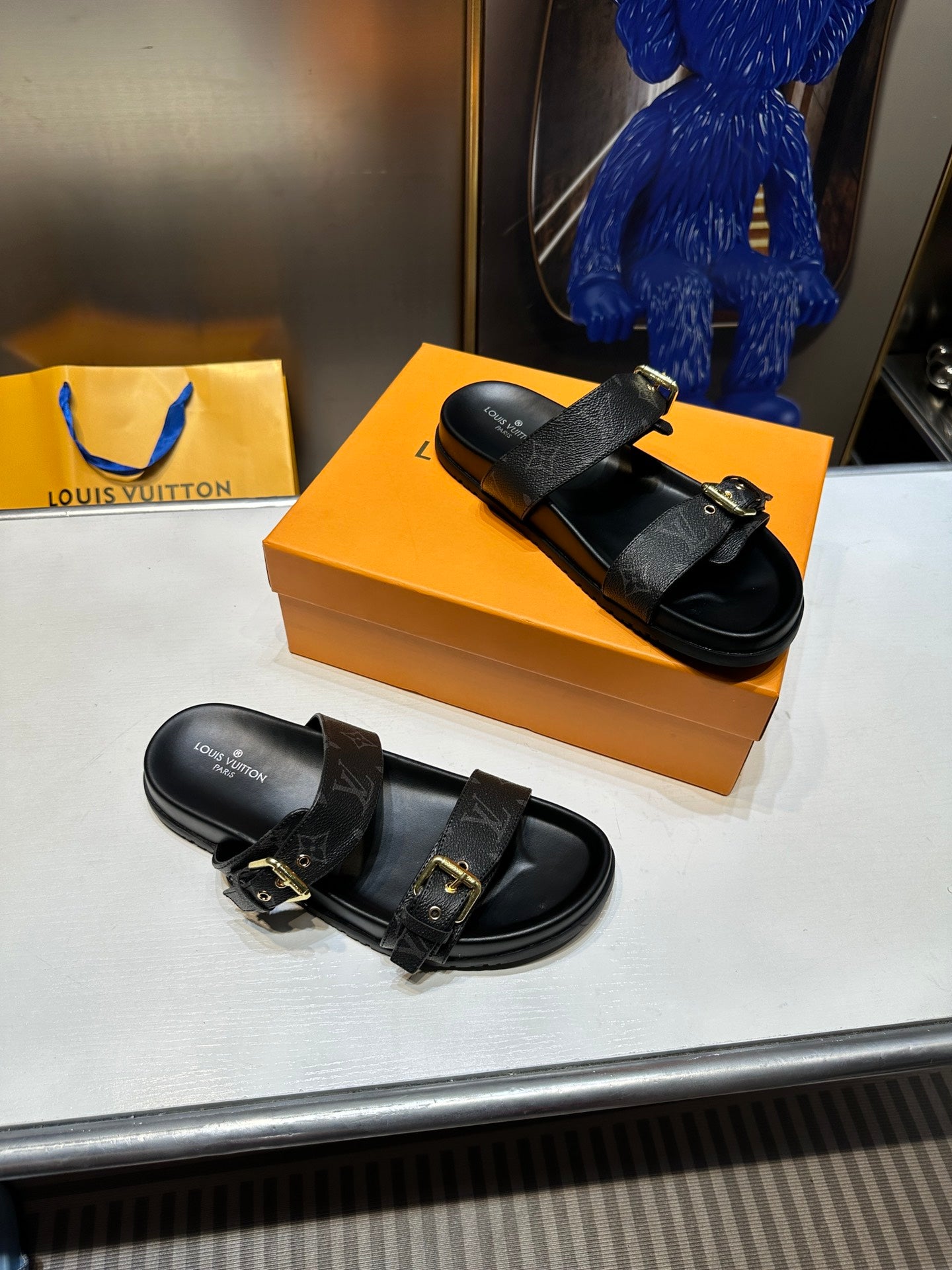 Z1ZE10 Popular sandals