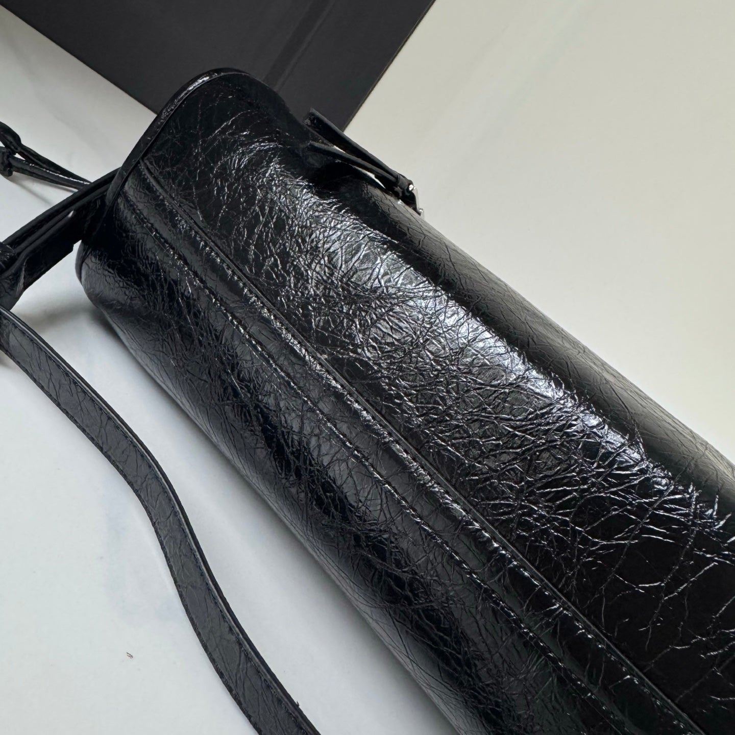 B1R76A21 Popular leather bag