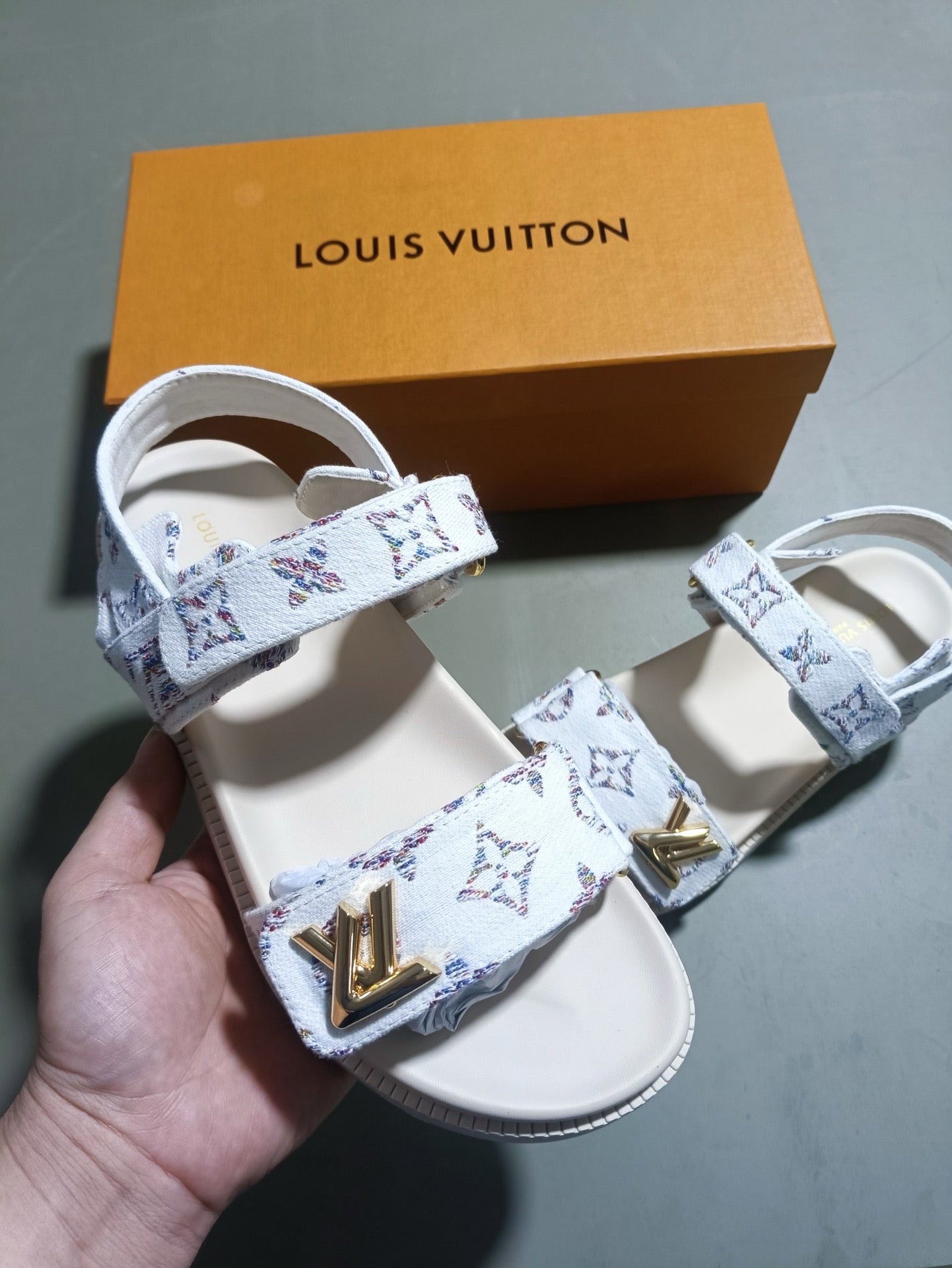 Z5LE211 Popular sandals