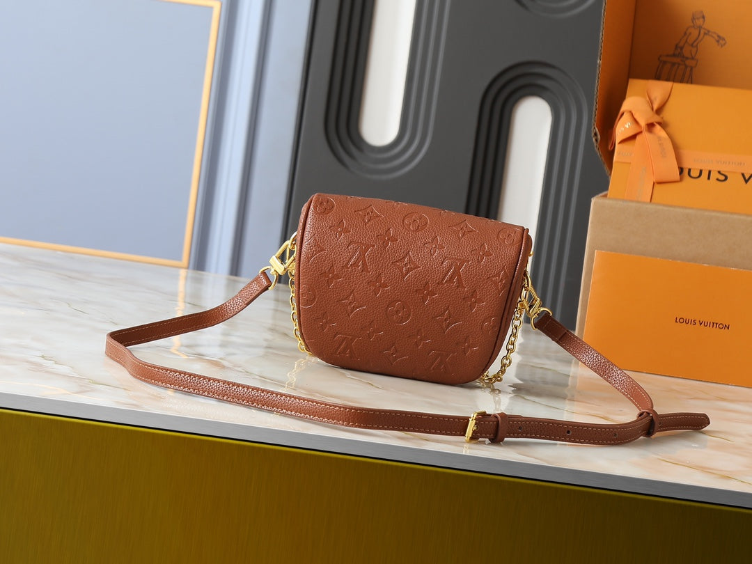 B1P46E72 Popular leather bag
