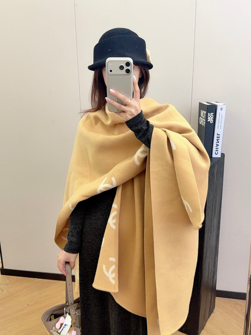 W1R86C60 Popular cape