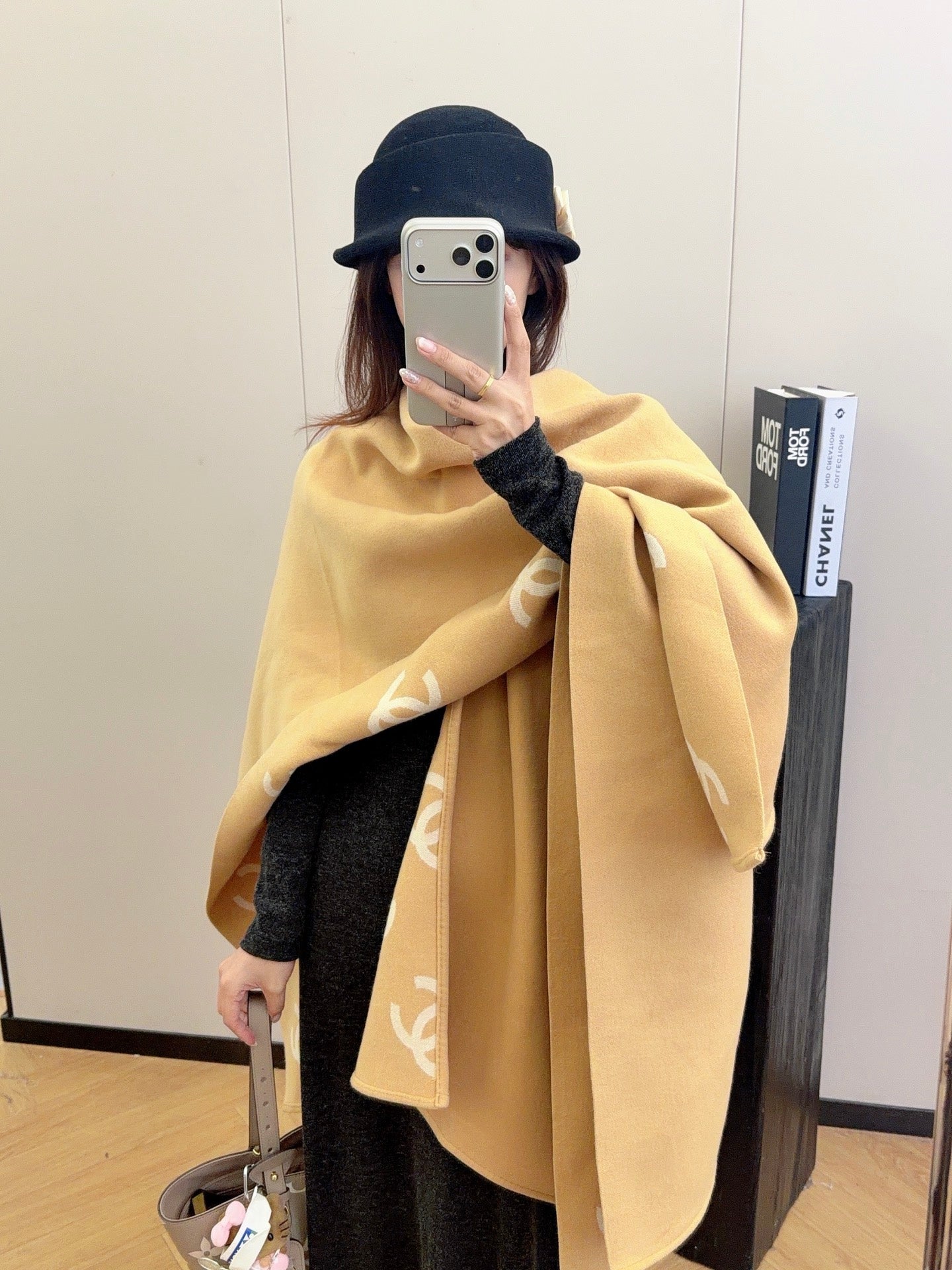 W1R86C60 Popular cape