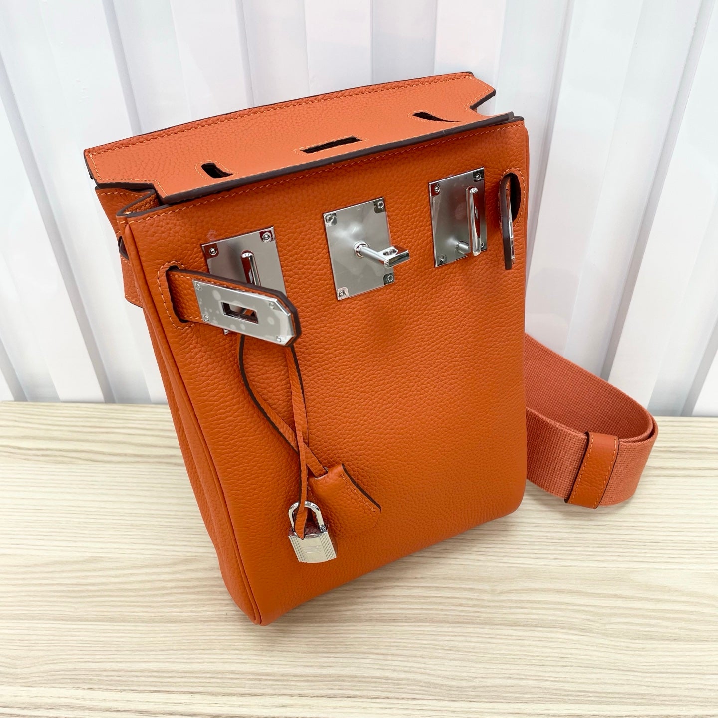 B1P36H46 Popular leather bag