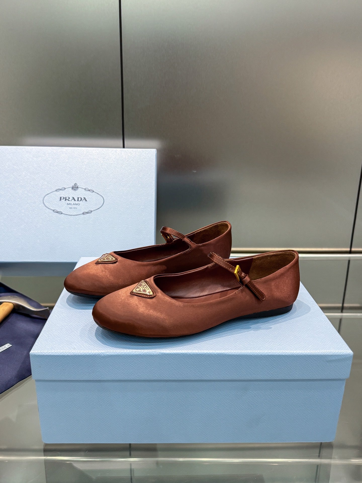 Z2Q105P381 Popular high-quality Shoes