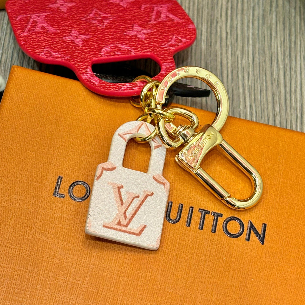 A1Z105E33 Popular bag 's charms accessories