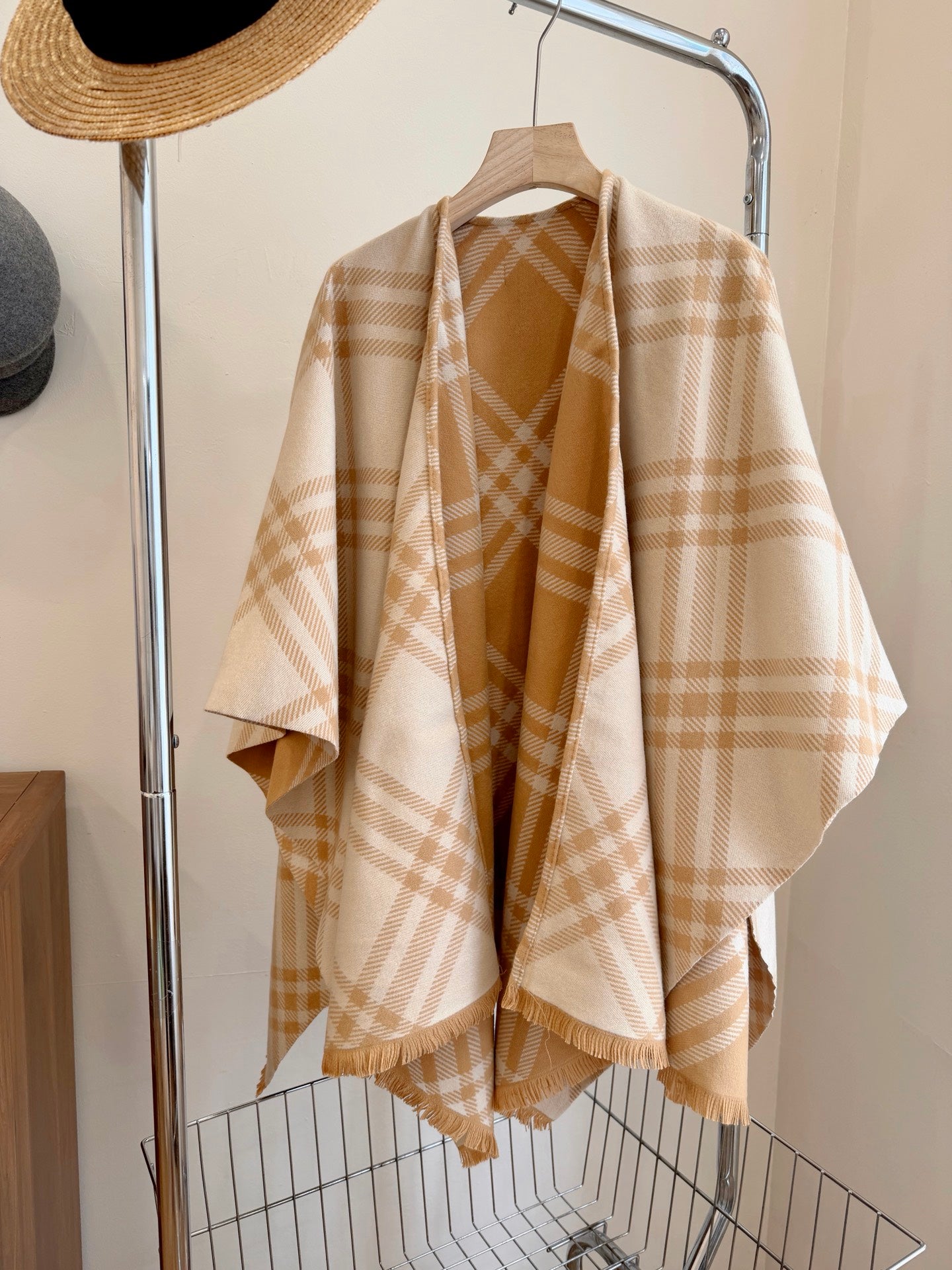 W1R86R47 Popular cape