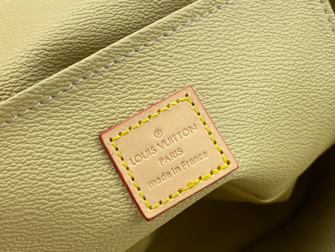 B1X34E273 Popular  leather bag 