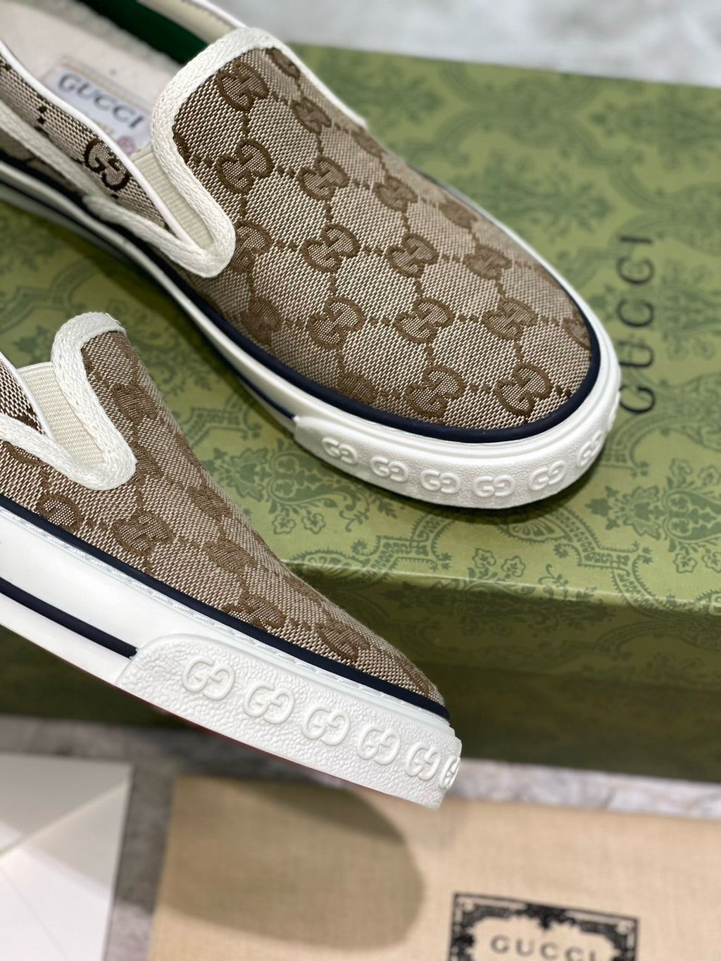 Z2Q105B213 Popular high-quality Shoes