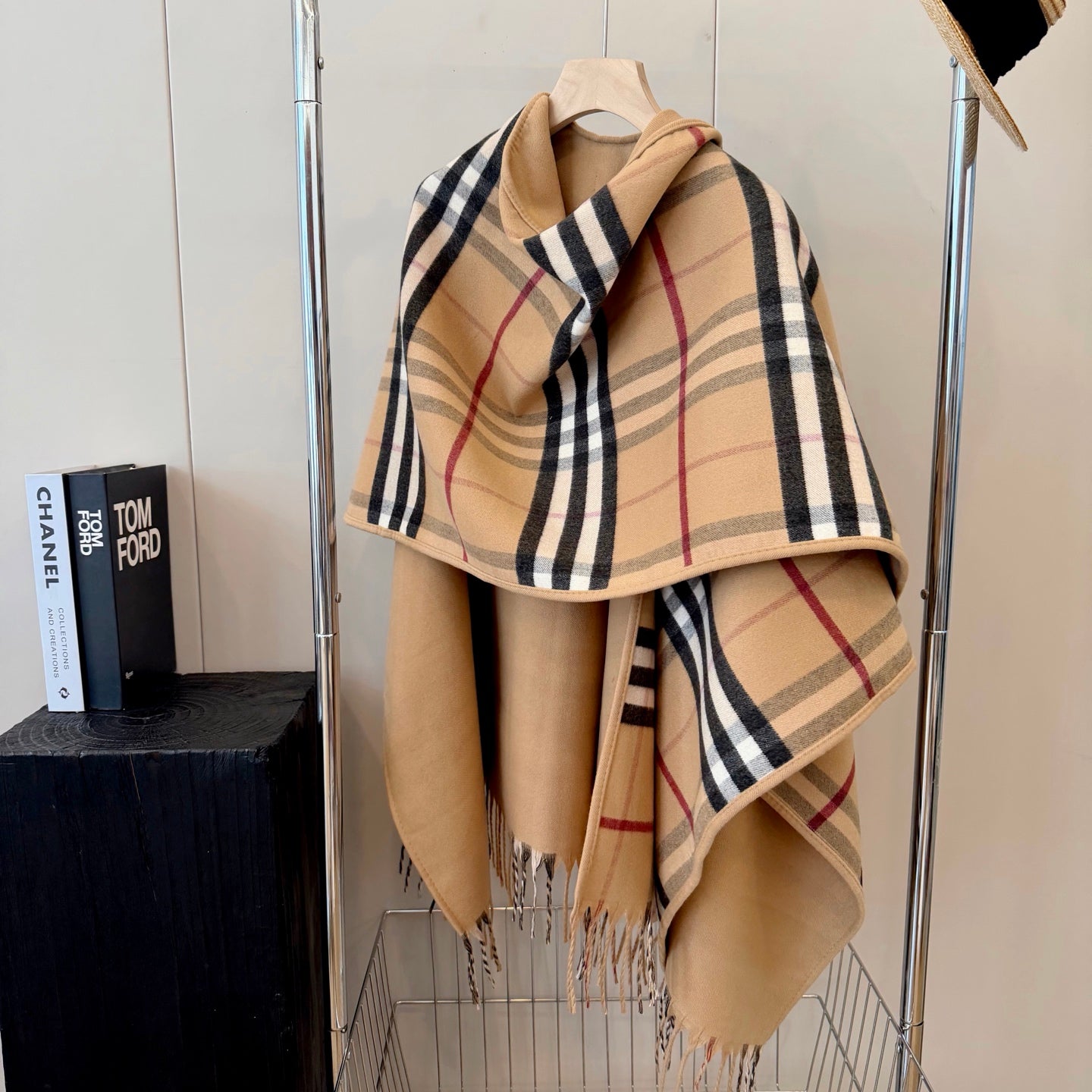 W1R86R61 Popular cape